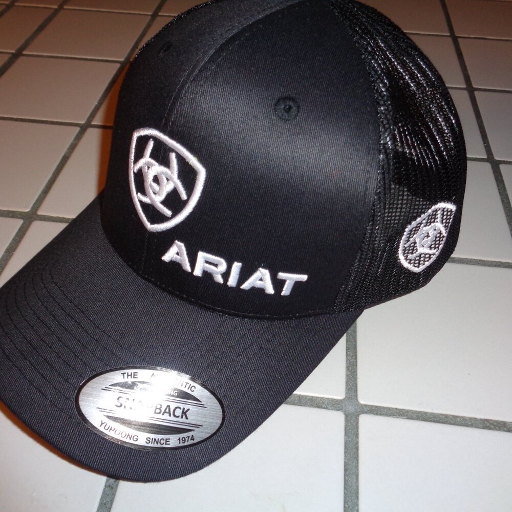 SOLD  ... Ariat Snap Back Cap Black and White NEW